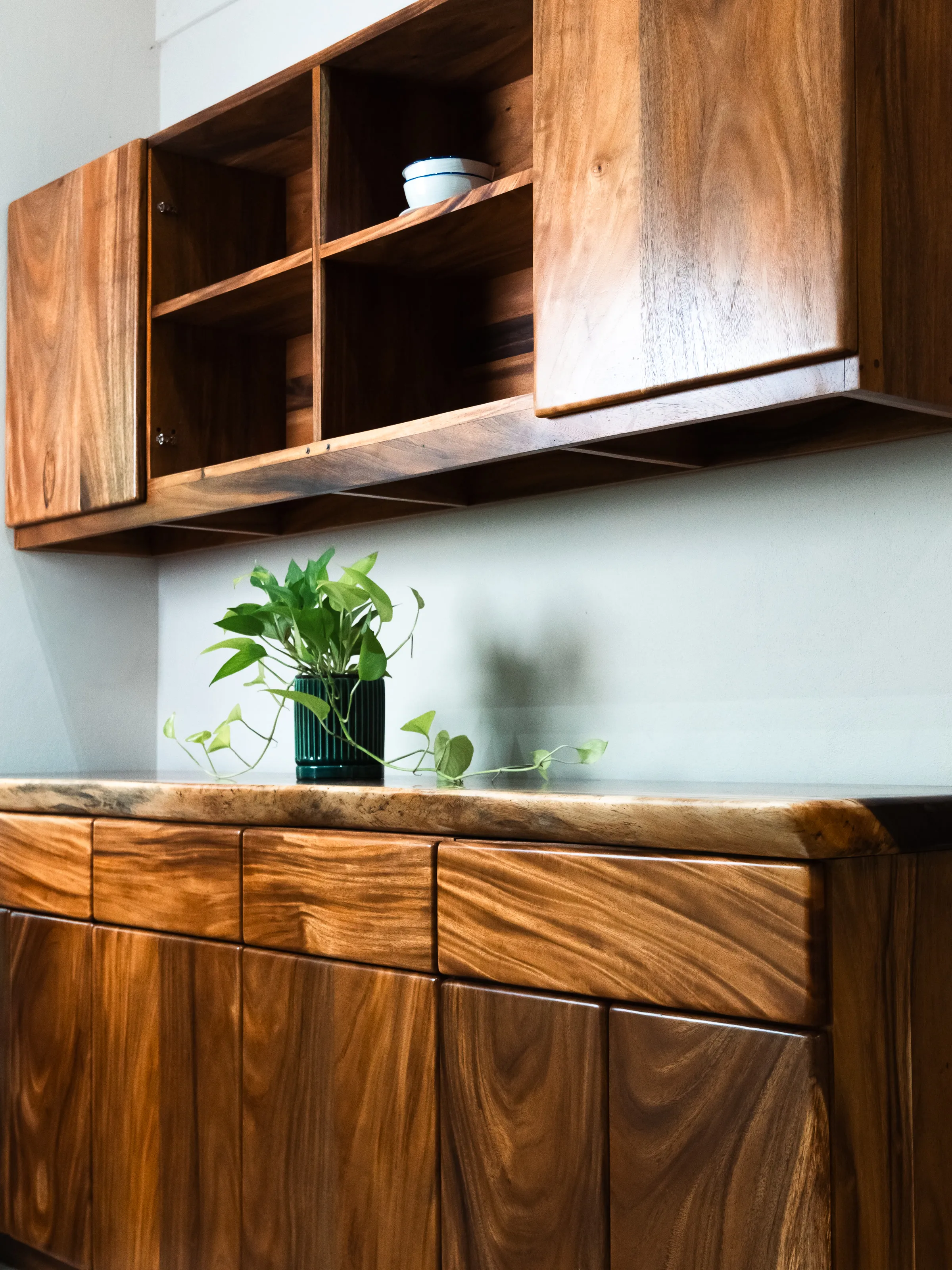 Alacena y mueble bajo de Guanacaste macizo con cajones